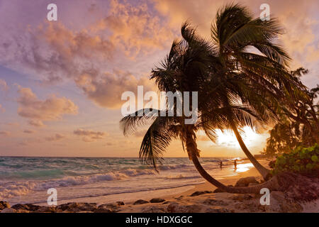 Coucher du soleil à Dover Beach, St Lawrence Gap, Côte Sud, Barbade, Caraïbes. Banque D'Images