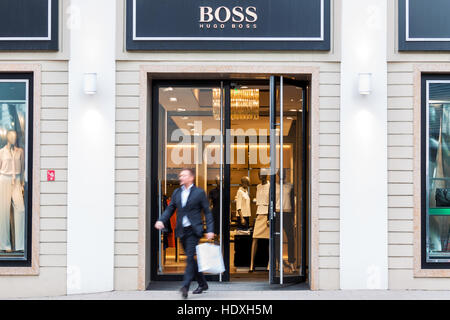 Businessman leaving Hugo Boss luxury fashion house store à Vilnius, Lituanie Banque D'Images