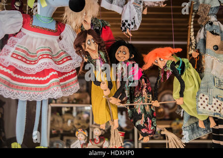 Trois sorcière avec balai, - peluche poupée souvenir traditionnel à Minsk, Bélarus Banque D'Images