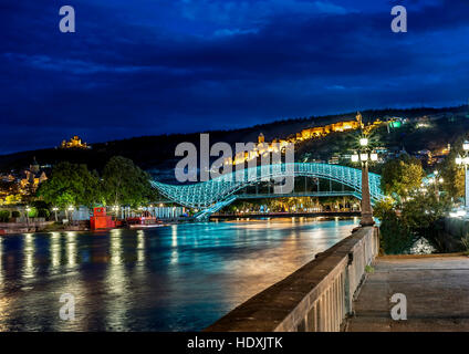 La Géorgie, Tbilissi nuit . Vue depuis la digue de la Kura le pont de la paix , la forteresse de Narikala , Cathédrale de Metekhi . Banque D'Images