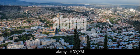 La Géorgie, Tbilissi. Panorama de la ville depuis le mont Mtatsminda . Banque D'Images