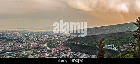 La Géorgie, Tbilissi. Panorama de la ville depuis le mont Mtatsminda . Banque D'Images