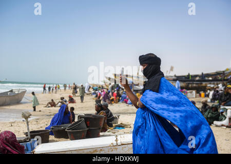Les pêcheurs, les colporteurs, bateaux dans le célèbre marché aux poissons de Nouakchott Banque D'Images