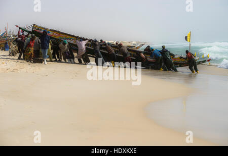 Les pêcheurs, les colporteurs, bateaux dans le célèbre marché aux poissons de Nouakchott Banque D'Images