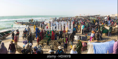 Les pêcheurs, les colporteurs, bateaux dans le célèbre marché aux poissons de Nouakchott Banque D'Images