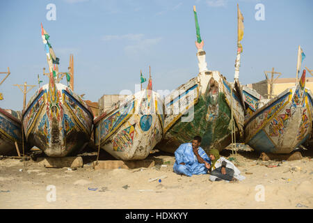 Les pêcheurs, les colporteurs, bateaux dans le célèbre marché aux poissons de Nouakchott Banque D'Images