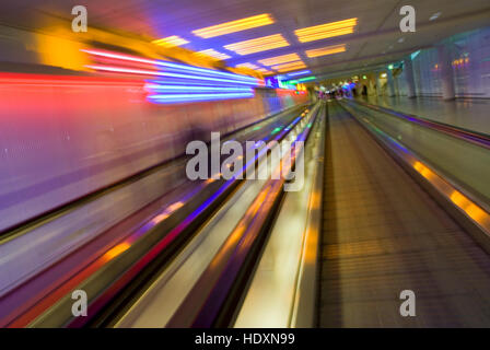 Tapis roulant au terminal 1, Aéroport de Munich, Bavière Banque D'Images