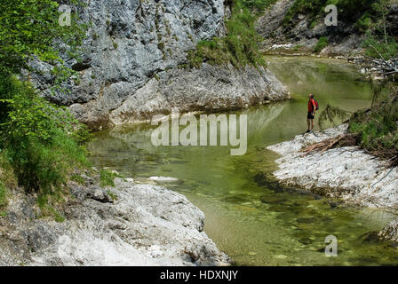 Couple par le ruisseau de montagne 'Grosse Schlucht", Parc National de Kalkalpen, Haute Autriche, Europe Banque D'Images