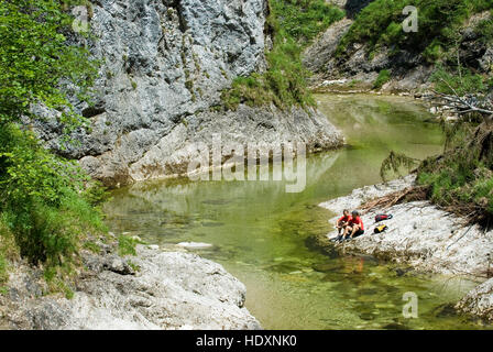 Couple par le ruisseau de montagne 'Grosse Schlucht", Parc National de Kalkalpen, Haute Autriche, Europe Banque D'Images