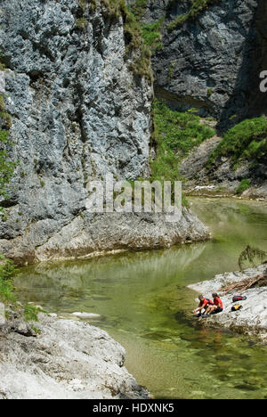 Couple par le ruisseau de montagne 'Grosse Schlucht", Parc National de Kalkalpen, Haute Autriche, Europe Banque D'Images