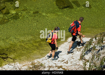 Couple par le ruisseau de montagne 'Grosse Schlucht", Parc National de Kalkalpen, Haute Autriche, Europe Banque D'Images