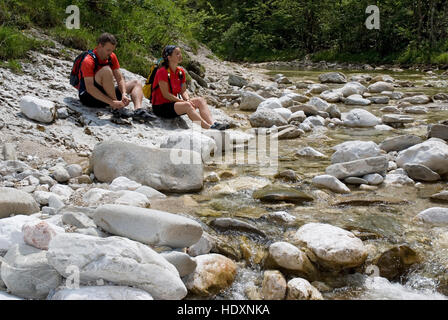 Couple par le ruisseau de montagne 'Grosse Schlucht", Parc National de Kalkalpen, Haute Autriche, Europe Banque D'Images