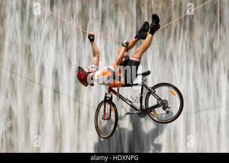 Man crossing une cascade sur une corde avec un vélo, parc national de Kalkalpen, Haute Autriche, Autriche, Europe Banque D'Images