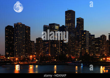 Une Lune qui s'élève au-dessus de Chicago, Illinois Banque D'Images