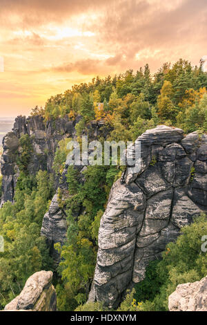 Lilienstein au coucher du soleil, des montagnes de grès de l'Elbe, Saxe, Allemagne Banque D'Images