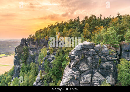 Lilienstein au coucher du soleil, des montagnes de grès de l'Elbe, Saxe, Allemagne Banque D'Images