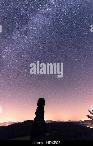 Barbarine de nuit avec Voie Lactée, Pfaffenstein, montagnes de grès de l'Elbe, Saxe, Allemagne Banque D'Images