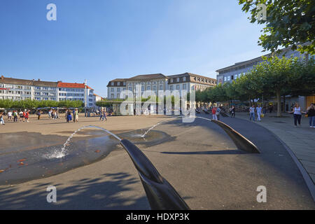 La Königsplatz avec de l'eau spiers à Kassel, Hesse, Allemagne Banque D'Images