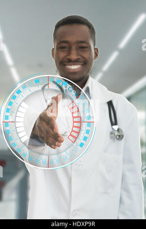 Portrait of smiling black professionnel de santé doctor with stethoscope Banque D'Images