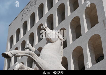 Palazzo della Civiltà Italiana (Colosseo Quadrato), EUR, Rome, Italie Banque D'Images