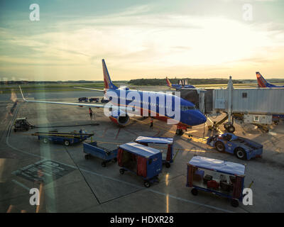 Avion à une aérogare gate la préparation pour un vol tôt. Baltimore Washington International, BWI. Banque D'Images