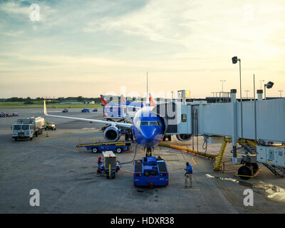 Avion à une aérogare gate la préparation pour un vol tôt. Baltimore Washington International, BWI. Banque D'Images