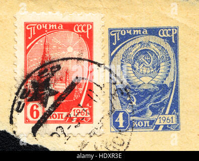 Timbre-poste imprimé en URSS soviétique montre les symboles - le Kremlin, le drapeau et l'emblème, 1961 Banque D'Images