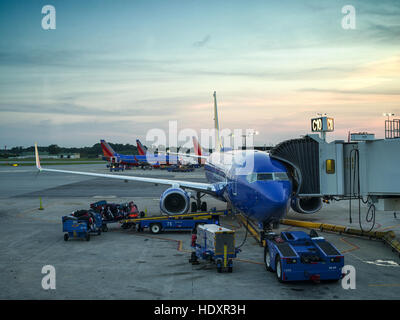 Avion à une aérogare gate la préparation pour un vol tôt. Baltimore Washington International, BWI. Banque D'Images