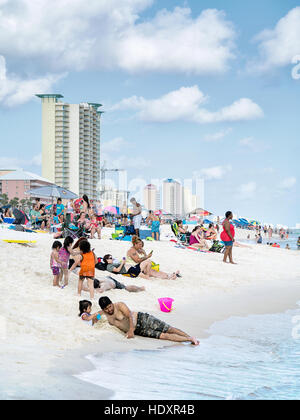 Panama City Beach, en Floride. Les touristes et familles se détendre sur la plage. Banque D'Images