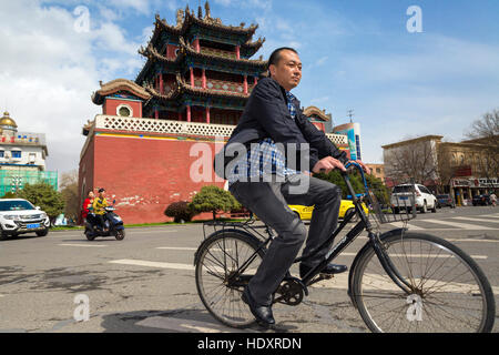 Cycliste chinois à la Tour du Tambour, Zhongwei, Ningxia, Chine Banque D'Images