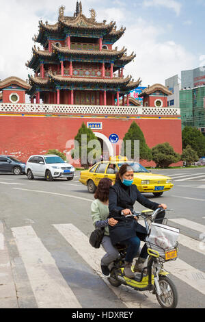 Cycliste chinois à la Tour du Tambour, Zhongwei, Ningxia, Chine Banque D'Images