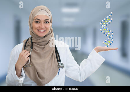 Closeup portrait of friendly, souriant confiant Muslim female doctor holding molécules Banque D'Images
