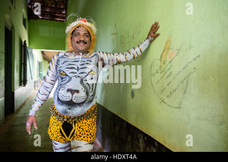 Homme habillé comme tiger pour le festival annuel de Pulikali, Thrissur, Kerala, Inde Banque D'Images
