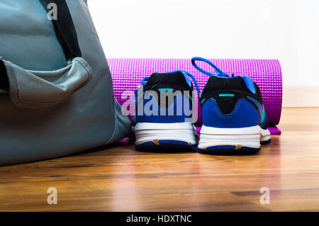 Sac de sport sur le plancher en bois Banque D'Images