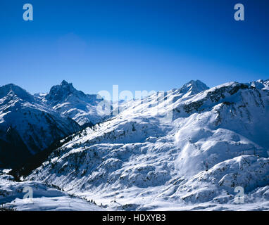 L'augmentation du Tannberg Karhorn au-dessus de la ville de Lech près de St Anton Arlberg Autriche Banque D'Images