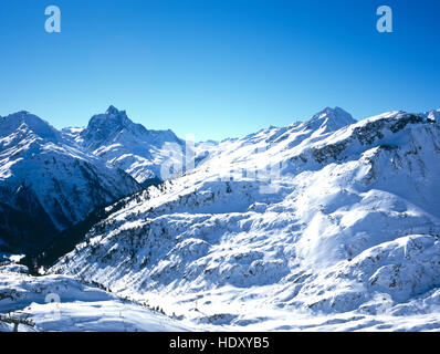 L'augmentation du Tannberg Karhorn au-dessus de la ville de Lech près de St Anton Arlberg Autriche Banque D'Images