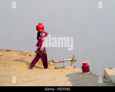 Femme indienne aller chercher de l'eau d'une source à Tulla Kote Kumaon Hills village,, Uttarakhand, Inde Banque D'Images