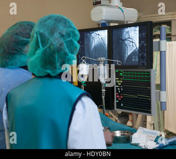 L'image du scanner avec les moniteurs d'artères du cœur et du rythme cardiaque au cours de la chirurgie non invasive à l'hôpital. Banque D'Images