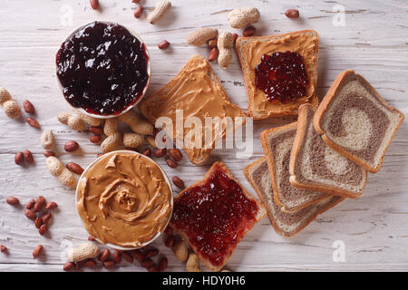 Sandwiches avec du beurre d'arachide et de la gelée sur la table horizontale vue du dessus. Banque D'Images