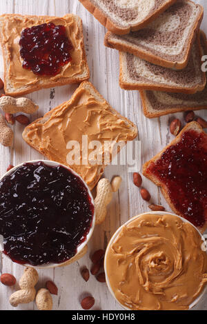 Toast avec du beurre d'arachide et confiture libre sur la table. vertical vue d'en haut Banque D'Images
