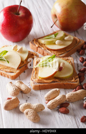 Des sandwichs avec saveurs de pomme et de beurre d'arachide sur la table verticale. Banque D'Images