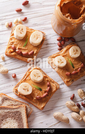 Mini sandwiches avec de la crème d'arachide et banane. Vue de dessus à la verticale Banque D'Images