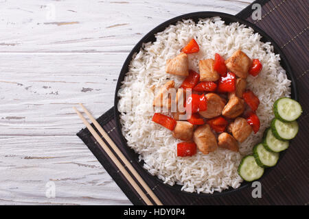 Morceaux de poulet avec du riz sur une plaque horizontale vue du dessus. Banque D'Images