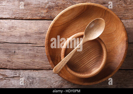 Assiette et cuillère en bois dans un style rustique. vue horizontale d'en haut Banque D'Images