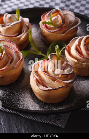 Belle pâte feuilletée aux pommes sur une plaque verticale close-up Banque D'Images