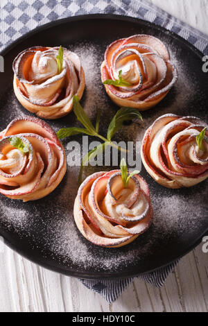 Les pommes cuites dans la forme de roses close-up vertical Vue de dessus. Banque D'Images