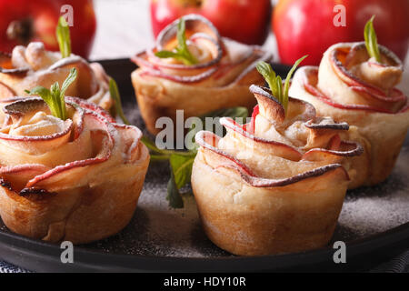 Tarte aux pommes en forme de roses. Pâtisserie de fête, macro horizontale Banque D'Images