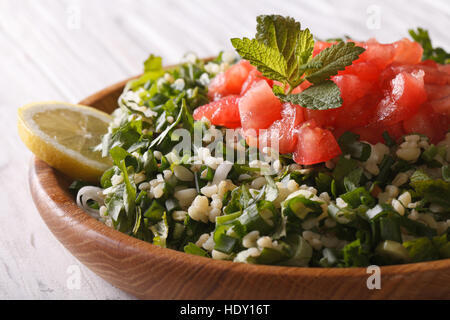 Salade de taboulé frais libre dans un bol en bois horizontal. Banque D'Images