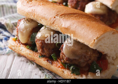 Sandwich aux boulettes de close-up sur la table horizontale. Banque D'Images