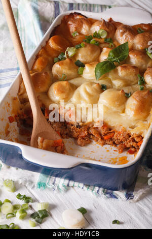 Délicieux petit cottage pie dans le plat de cuisson verticale libre. Banque D'Images